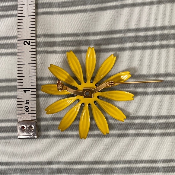 Vintage Daisy Pin - Picture 2 of 3